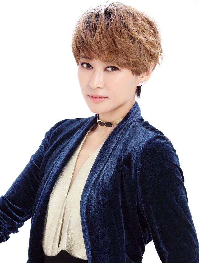 时尚迪科梁静穿衣风格变了，蓝色外套搭配西裤时髦又前卫，意外高级