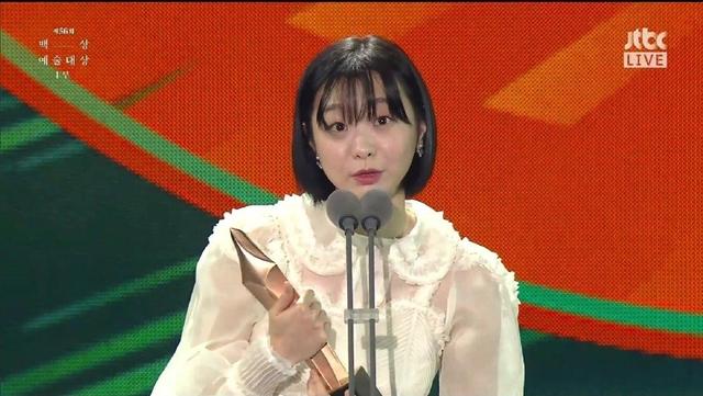 梨泰院开启领奖模式！金多美击败韩素希，如愿捧得最佳新人奖|影视交流地