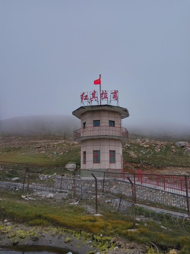 【旅行百事通】中国最霸道县城：与三个国家接壤，邻国游客在中国国门前争先合影