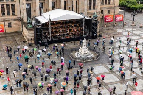 光明网|视界|柏林举办露天音乐会 观众需预约现场“站位”