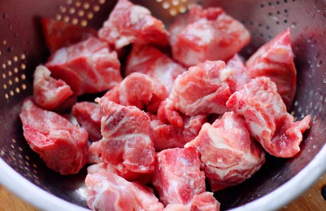 炖排骨汤，不要只会焯水，做好3点，排骨香软好吃，汤汁鲜美