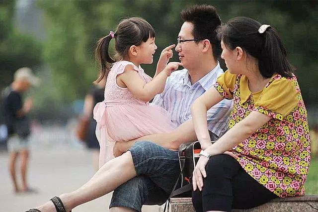 #暖先生格调#公交车上男孩高喊肚子痛,母亲查看后报警,乘客:“孩子真机灵”