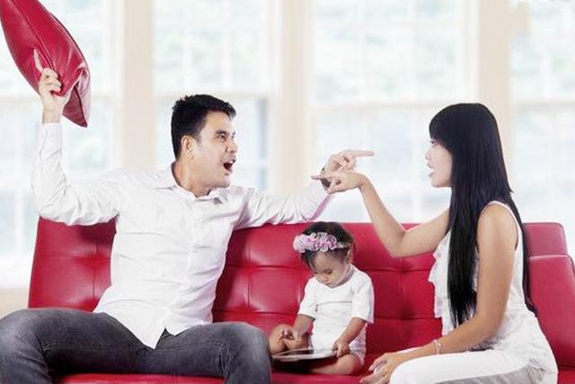 超级宝妈@女儿一到周末就“肚子疼，”父母忙带娃去医院，医生：你们离婚吧
