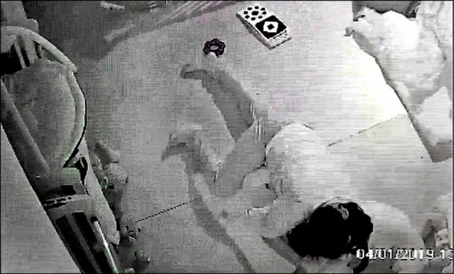 [你的育儿经]90公斤保姆将10月婴儿活活压死 父泪诉：他很想活下去