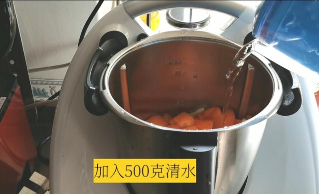 1个苹果和1根胡萝卜放一起，风味真独特，冬天喝上一杯太暖和了