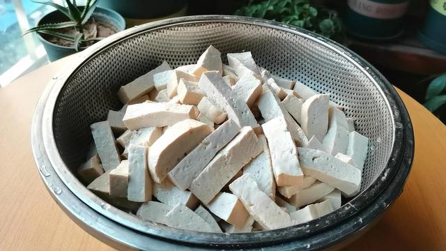 冻豆腐是怎样做出来的？弹性好、热量少、营养丰富，减肥理想美食