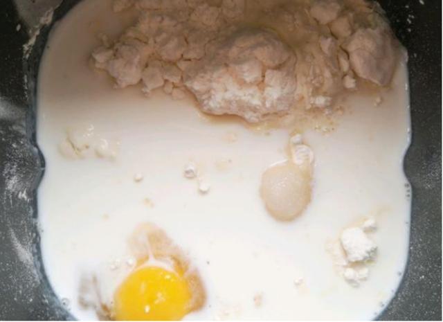 美味奶香餐包，外皮香脆内里软糯，搭配牛奶元气满满