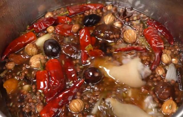 麻辣脆皮猪蹄，先卤后炸，外酥里嫩，学会的都可以摆摊创业了