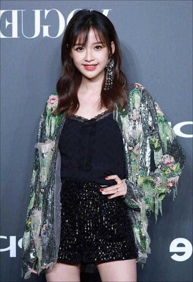 最时尚孙怡也太会穿了,亮片外套内搭黑色吊带上衣清新甜美,少女感十足