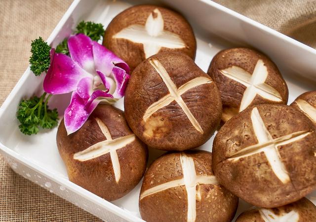 吃麻辣烫时，专挑角落里的5样“贵菜”，老板：不是吃货就是同行