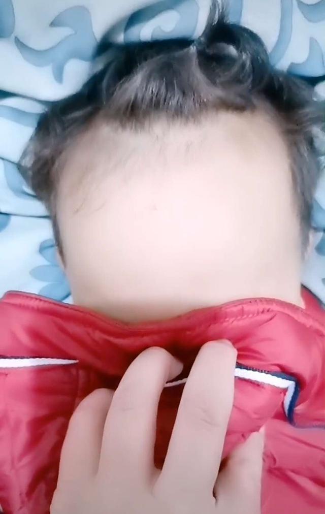 【超级宝妈】妈妈吐槽女儿额头占整张脸的50%，晒出照片后，网友们一阵错愕