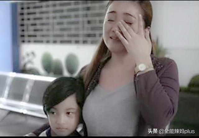 #超级宝妈#“憋住，不许哭”！孩子发脾气大哭时，妈妈的反应很关键