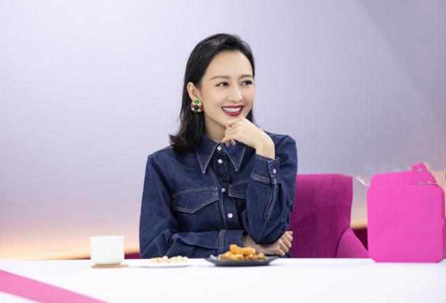 能驾驭烈焰红唇，也能素颜以对，王鸥的时尚感告诉你为何她是品牌的宠儿|影视交流地