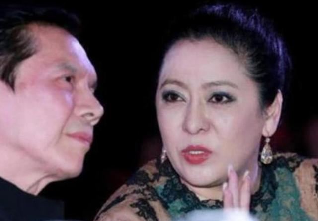 给糖就不闹|本以为她们不好看，结果年轻时都是大美女，看到阿朵被惊艳到了