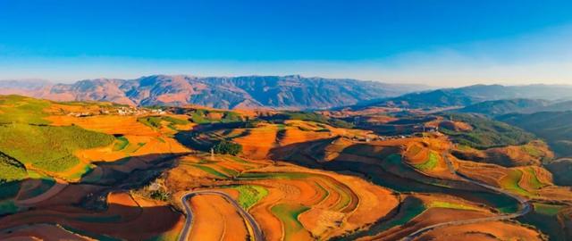 「你的育儿经」书架上的最美中国纪录片《这里是中国》,每一页都震撼人心