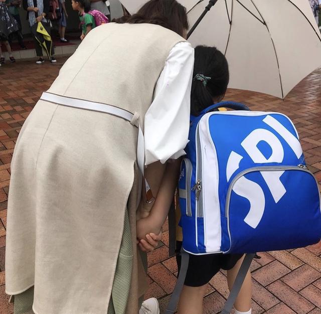 48岁黎姿冒风雨亲自送双胞胎女儿上学，单手撑伞保护女儿画面温馨|9号放映厅