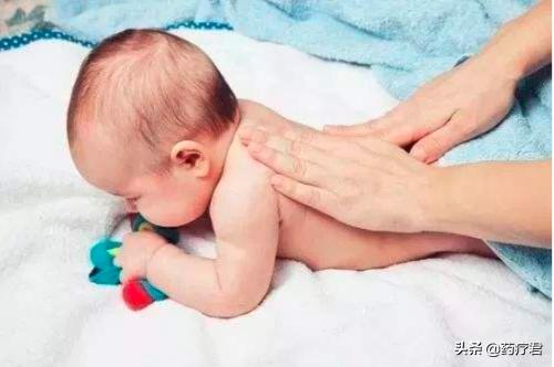 超级宝妈■宝宝皮肤经常发红又瘙痒？可能是干性湿疹，妈妈应该这样做