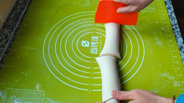 咸香松软，早餐配牛奶鸡蛋；晚餐配小菜和粥，简单好吃还不缺营养