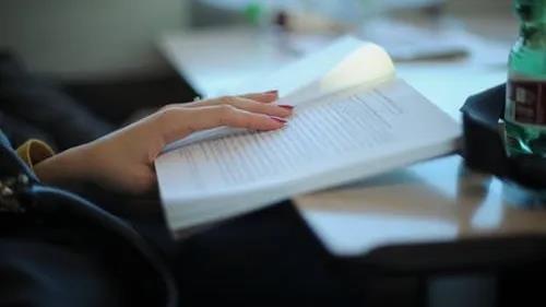 「超级宝妈」学了这么多育儿干货，为什么你仍然感到无力？