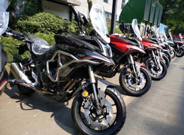 家有汽车:国产500CC太子车,动力35千瓦,前后碟刹配ABS,双缸水冷国四电喷
