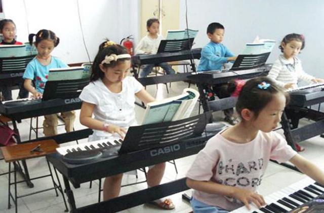 孩子4岁前不要接触这2种兴趣班，会影响身体发育，父母要了解