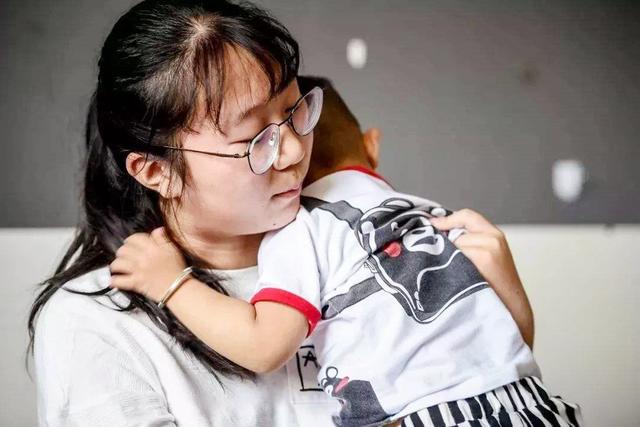 「天使宝贝」家长对孩子的“抚摸”会影响智力,三摸五不摸,这几个位置要记住