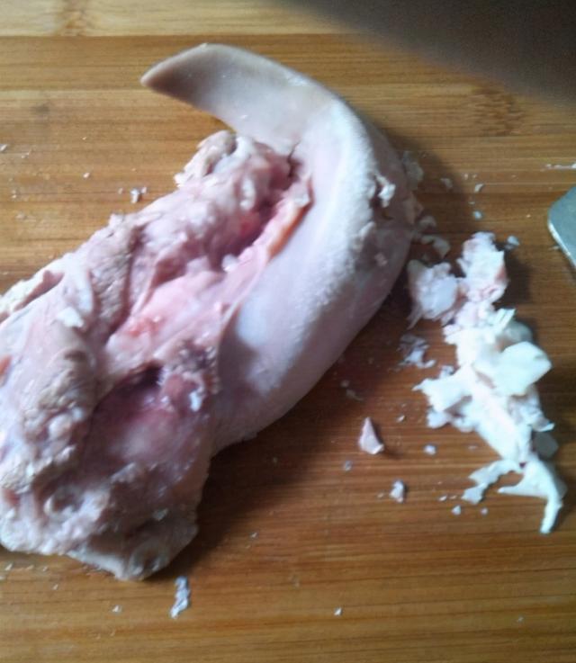 猪舌怎么做好吃？试试这种广式做法，香脆爽口，下饭又下酒