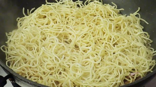 两个洋葱1斤面条，直接丢进锅里，出锅比吃红烧肉还解馋，真好吃