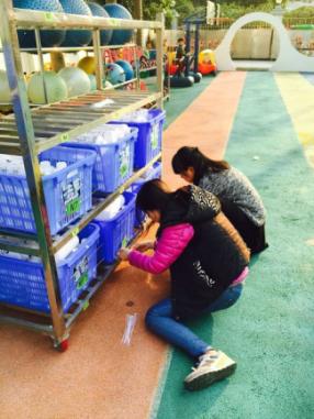 你的育儿经|当建构区搬到了户外,孩子能搭出一整个世界