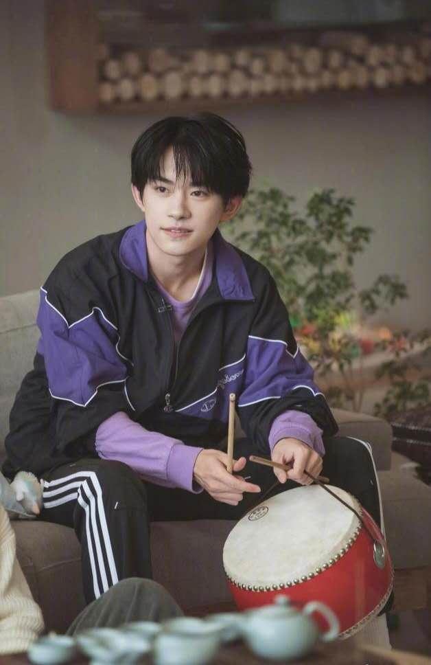 亏得不允许谈恋爱，否则易烊千玺得“祸害”多少女生啊|资讯早知道