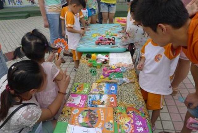 思念淡如水|幼儿园办“跳蚤市场”，儿子两手空空回家，宝妈：我2千块机器人