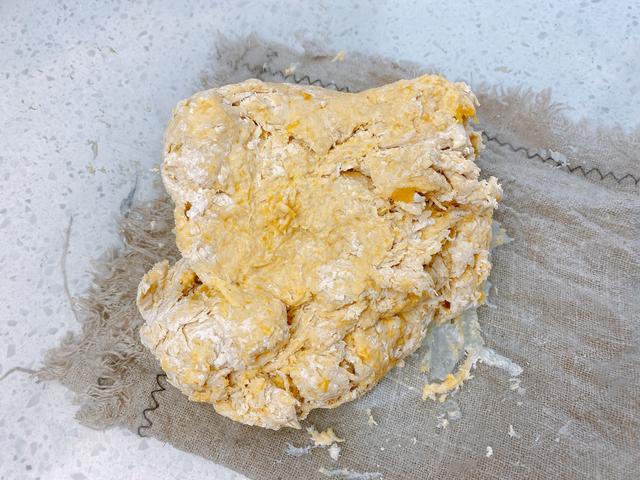 用南瓜做一个最简单的面条，不用擀面，口感爽滑筋道，营养又美味