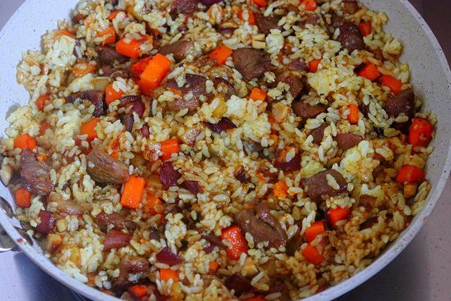 比蛋炒饭还耐吃，有菜有肉一大盘不够吃，简单方便，10分钟就好