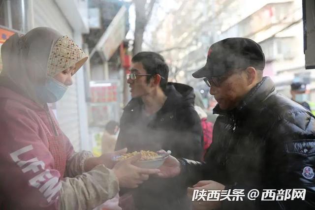 寒冬天气西安街头排长队吃暖胃早餐，店主说出油茶麻花吸引人的秘诀