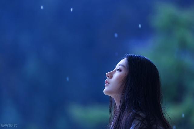 多想走失在一场迷离的过云雨，青春永不散场，咱们依旧像疯子一样