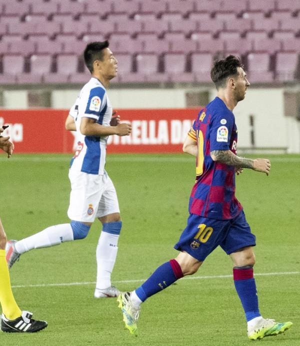 7月8日,西班牙人队球员武磊(左)与巴塞罗那队球员梅西在比赛中.