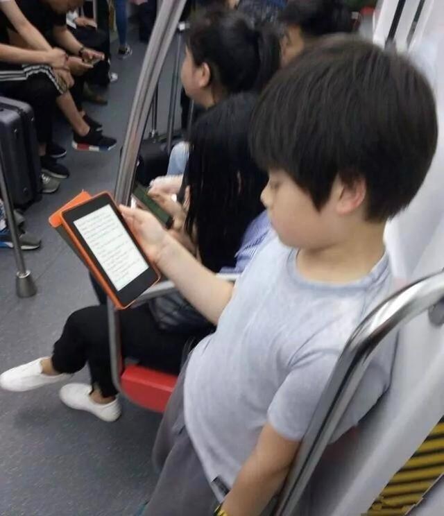 【暖先生格调】地铁上的这位小男孩火了，给老人让座之后，后面的举动引网友点赞