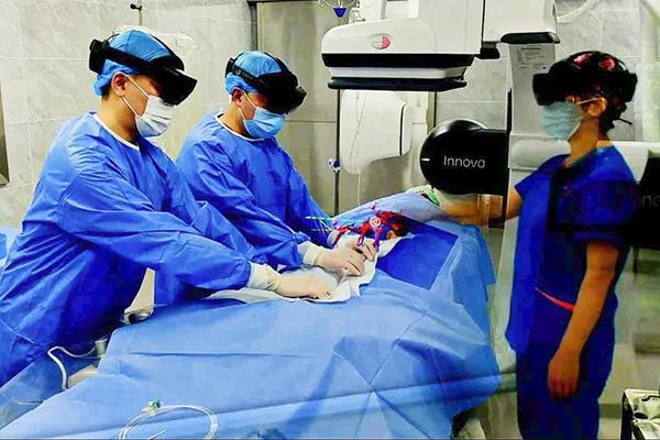 陈韵岱教授团队完成Mixed Reality +5G全息投影技术指导下远程静脉滤器植入术