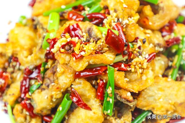 把一条草鱼做的焦香酥脆，连每根鱼刺都香辣入味！太过瘾了