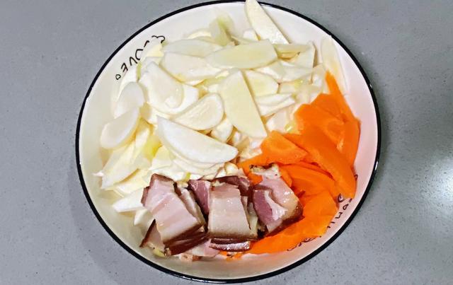 梦的色彩|胡萝卜腊肉炒茭白,颜值控都喜欢,营养全面又健康!