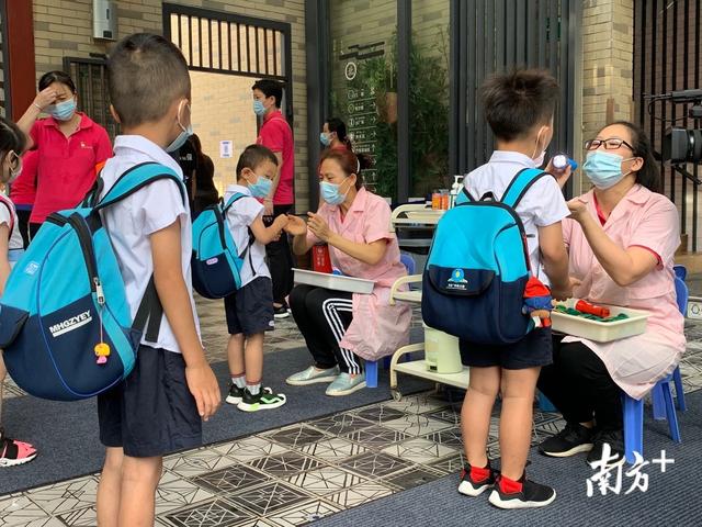 超级宝妈|直击｜广州萌娃返园首日，老师家长“成功交接”