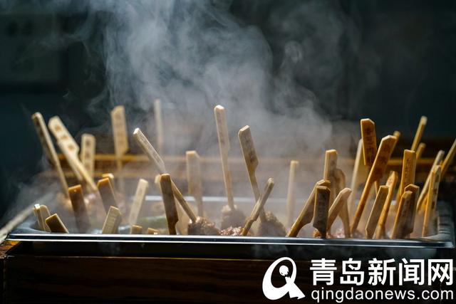 台东夜市 热气腾腾的小吃为人们驱除寒冷带来快乐