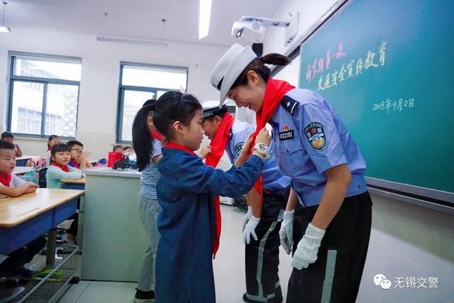 超级宝妈|儿童节快乐丨交警叔叔,永远守护在你身边(开启线上交通安全体验课)