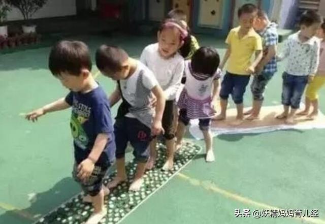 超级宝妈▲宝宝不穿袜子会着凉？宝宝光脚的好处你不懂，请给宝宝光脚的权利