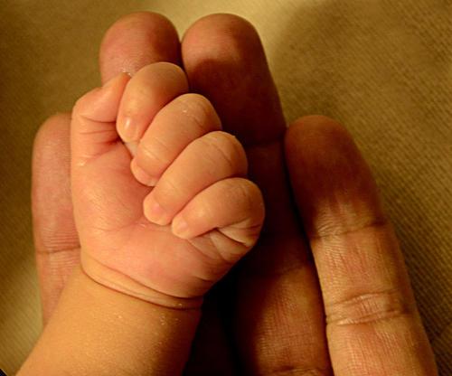 「你的育儿经」7个月大男婴紧握拳头，奶奶却让父母带去医院，医生：已经来晚了