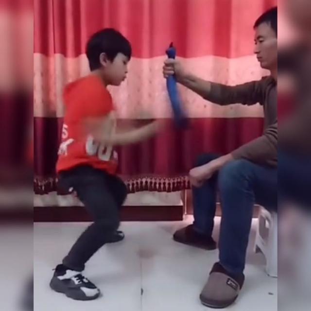 亲亲一家人|萌娃练习出拳速度，两只手像汽车上的双缸活塞，网友：确实好牛啊
