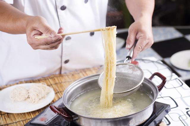 煮面条，不要直接开水下锅，店老板给你支两招，面条爽滑又筋道