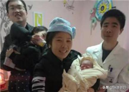 超级宝妈▲产妇路上生子，医生的一个举动救了孩子，产妇下跪谢医生