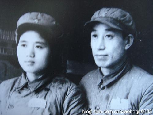 #超级宝妈#“爸，你怎么敢下手？”看完父母年轻时合影，孩子表示坐不住了