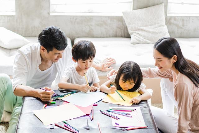 超级宝妈▲姐弟俩坐地铁走红，相互“坐姿”获一众好评：孩子父母教得很好